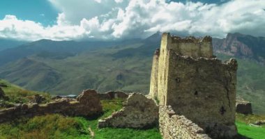 Kuzey Osetya, Degora 'daki dağ geçidinde bulunan fırkateyn kalesinin hava manzarası. Manzara ve Kuzey Kafkasya manzarası