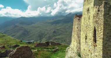 Kuzey Osetya, Degora 'daki dağ geçidinde bulunan fırkateyn kalesinin hava manzarası. Manzara ve Kuzey Kafkasya manzarası