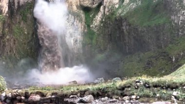Kafkasların dağ geçidinde güzel bir şelale. Kuzey Kafkasya 'nın manzarası ve vahşi doğası. Rusya 'da seyahat
