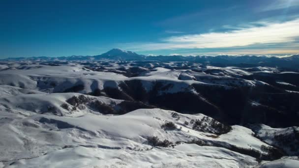 Vista Aérea Uma Área Montanhosa Nevada Monte Elbrus Distância Paisagem — Vídeo de Stock
