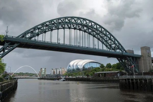 Tyne Bridge Och Sage Centre Newcastle Stormig Vårkväll Royaltyfria Stockfoton