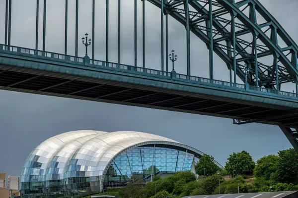 Tyne Bridge Sage Centre Newcastle Par Une Soirée Printemps Orageuse Image En Vente