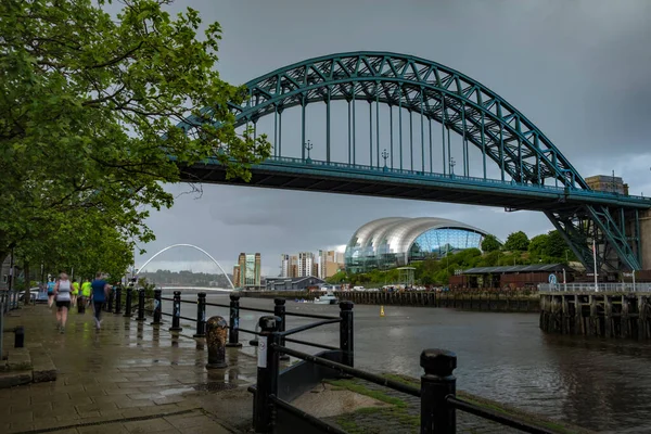 Tyne Bridge Sage Centre Newcastle Par Une Soirée Printemps Orageuse Photos De Stock Libres De Droits