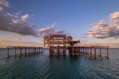 Yazın şafak vakti Brighton Batı İskelesi 'nin alçak irtifa drone çekimi