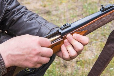 Karabina yeniden yükleme kavramı; Erkekler karabinaya yeniden yükleme yapıyor; kapat