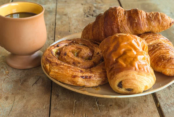 Традиционный Французский Завтрак Круассанами Кружка Кофе Французские Круассаны — стоковое фото