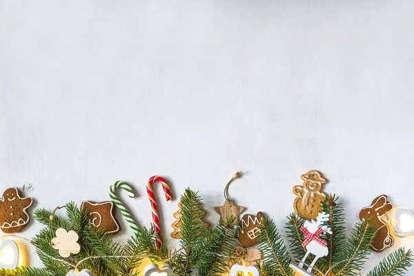 크리스마스 장식으로 전나무 지점의 프레임 — 스톡 사진