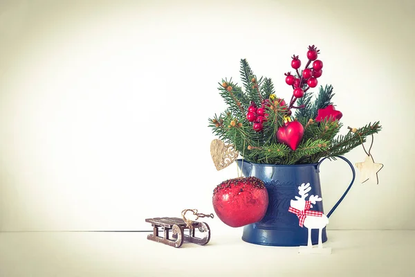 クリスマスの挨拶カード クリスマスの装飾とモミの小枝の花束 — ストック写真