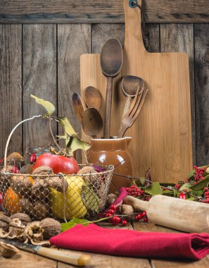 Eski mutfak aletleri, çeşitli meyve ve meyveler, kırmızı peçete.