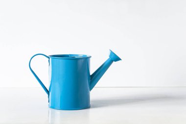 Beyaz arkaplanda mavi sulama kutusu, boşluğu kopyala