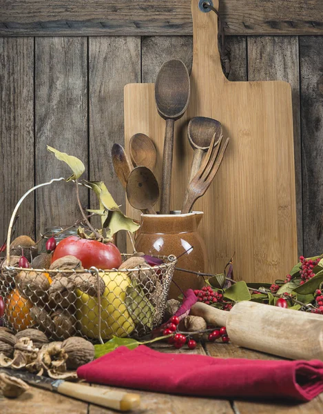 Eski mutfak aletleri, çeşitli meyve ve meyveler, kırmızı peçete.