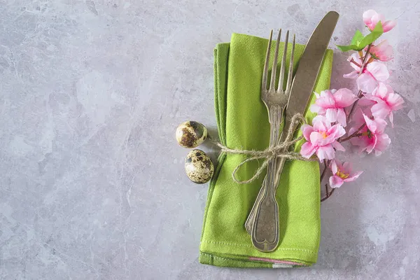 东方节日或晚餐的节日背景 复古叉子和小刀 绿色餐巾上的樱花枝条 — 图库照片