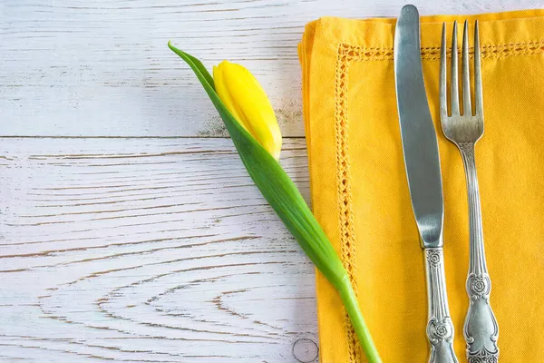 春天布置 复古叉子和刀 黄色餐巾上的黄色郁金香 — 图库照片