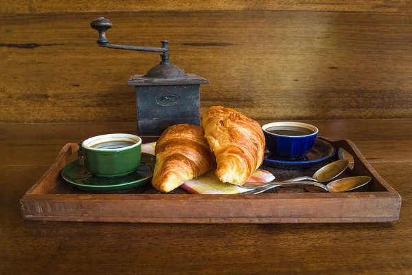 Ranní Snídaně Francouzském Stylu Dva Šálky Kávy Horké Croissanty — Stock fotografie