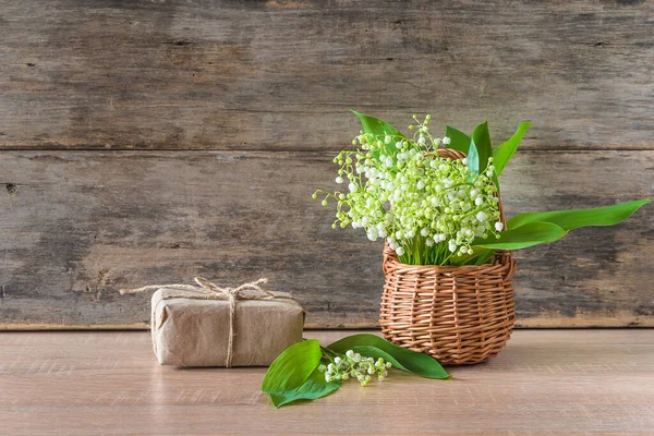 Bouquet Lys Vallée Dans Panier Osier Boîte Cadeau Faite Main — Photo