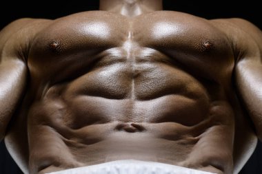 Vahşi ve kaslı güçlü vücut geliştirme sporcusu spor salonunda kaslarını şişiriyor. Spor ve sağlık geçmişi