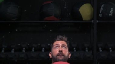 Spor salonunda kaslı atletik genç sporcu. Spor ve sağlık konsepti