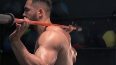Spor salonunda kaslı atletik genç sporcu. Spor ve sağlık konsepti