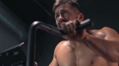 Spor salonunda kaslı atletik genç sporcu. Spor ve sağlık konsepti