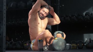 Spor salonunda kaslı atletik genç sporcu. Spor ve sağlık konsepti