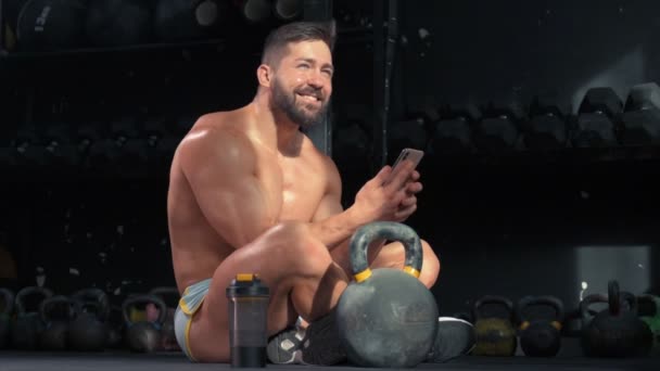 Musclé Sportif Jeune Homme Remise Forme Séance Entraînement Dans Salle — Video