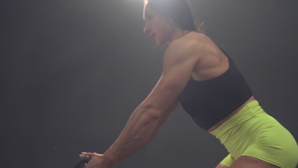 Мускулистая Женщина Бодибилдер Тренировки Тренажерном Зале Концепция Спорта Здравоохранения — стоковое видео