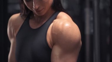Spor salonunda kas geliştiren kadın vücut geliştirici. Spor ve sağlık konsepti