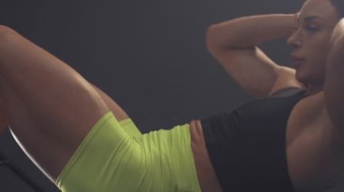 Spor salonunda kas geliştiren kadın vücut geliştirici. Spor ve sağlık konsepti