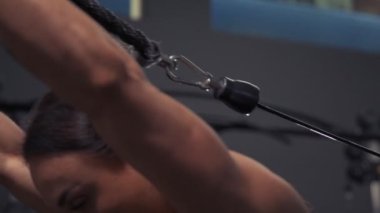 Spor salonunda kas geliştiren kadın vücut geliştirici. Spor ve sağlık konsepti