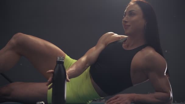 女健美运动员在体育馆里锻炼 体育和保健概念 — 图库视频影像