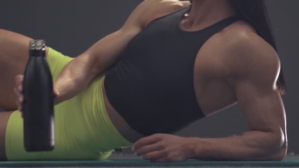 Muskulös Kvinnlig Bodybuilder Träning Gymmet Idrott Och Hälsovård — Stockvideo