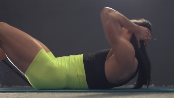 筋肉質の女性のボディビルダーのワークアウトジムで スポーツとヘルスケアの概念 — ストック動画