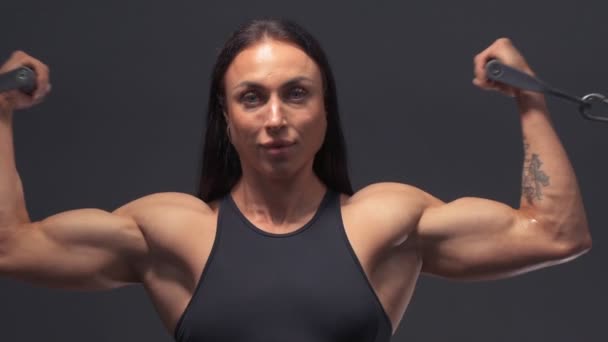 筋肉質の女性のボディビルダーのワークアウトジムで スポーツとヘルスケアの概念 — ストック動画