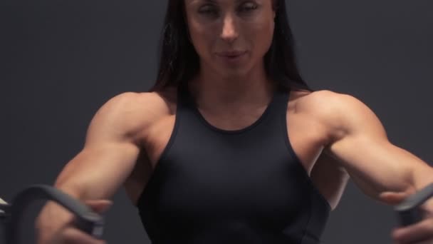 Muskulös Kvinnlig Bodybuilder Träning Gymmet Idrott Och Hälsovård — Stockvideo