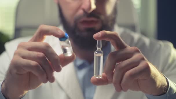 Médecin Examine Parle Des Médicaments Dans Les Ampoules Prescription Pharmacie — Video