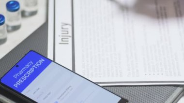 Doktor doktor muayenehanesinde eczane reçetesini dijital olarak imzalar. Yaralanma belgeleri. İlaç ve sağlık hizmetleri kavramı