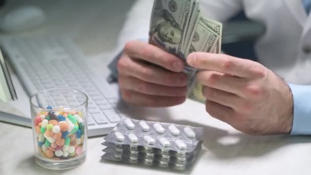 医務室でお金を数える医師 医師事務所での薬局処方 ヘルスケアの概念 — ストック動画
