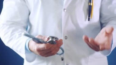 Doktor ellerini kavanozdan çekerek el kol hareketi yapar. İlaç ve sağlık hizmetleri kavramı