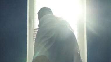 Doktor medikal bir sabahlık giyer ve muayenehaneye gider. Sağlık hizmeti kavramı