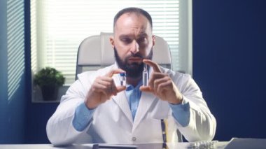 Doktorların ofisinde online danışma. Uzaktan kumandalı hasta danışmanı. İlaç ve sağlık hizmetleri kavramı