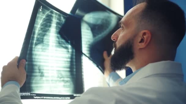 Dokter Onderzoekt Röntgenfoto Mri Het Kantoor Begrip Geneeskunde Gezondheidszorg — Stockvideo
