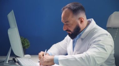 Doktor doktor muayenehanesinde eczane reçetesini imzalar. İlaç ve sağlık hizmetleri kavramı