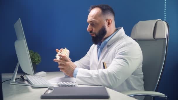 Konsultasi Online Kantor Dokter Dokter Mendemonstrasikan Bagian Tulang Belakang Hernia — Stok Video