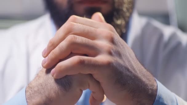 의사는 진료실에서 관절을 다듬는다 — 비디오