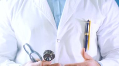 Doktor ellerini kavanozdan çekerek el kol hareketi yapar. İlaç ve sağlık hizmetleri kavramı