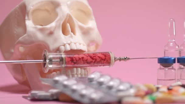 Jeringa Con Cráneo Sobre Fondo Rosa Medicina Farmacéutica Concepto Atención — Vídeos de Stock