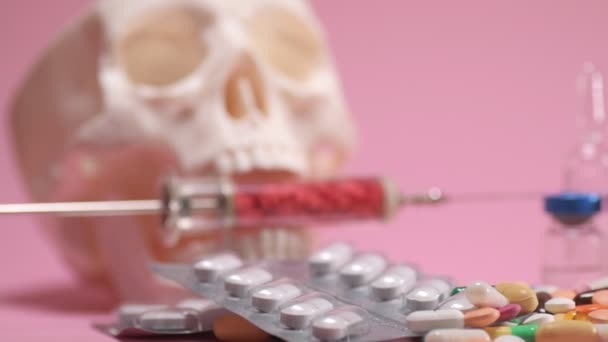 Jeringa Con Cráneo Sobre Fondo Rosa Medicina Farmacéutica Concepto Atención — Vídeo de stock