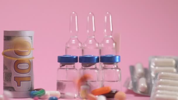 Comprimidos Pastillas Color Que Caen Sobre Fondo Rosa Medicina Farmacéutica — Vídeo de stock