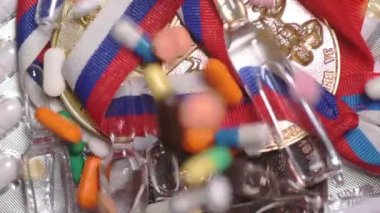 Sporda doping yapmak. Ampul ve tablet olarak steroidler şampiyonluk madalyalarına. Spor, sağlık ve tıp konsepti 