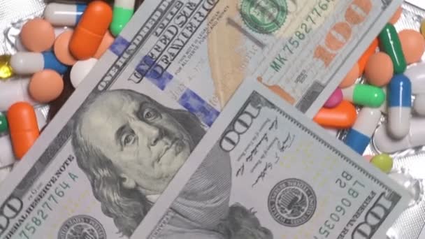 Pieniądze Spadają Kolorowe Tabletki Tabletki Koncepcja Medycyny Farmaceutycznej Opieki Zdrowotnej — Wideo stockowe